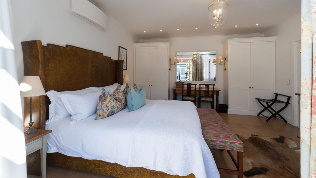 Drostdy Hotel Graaff-Reinet Eksteriør billede A bedroom at the Cape Heritage