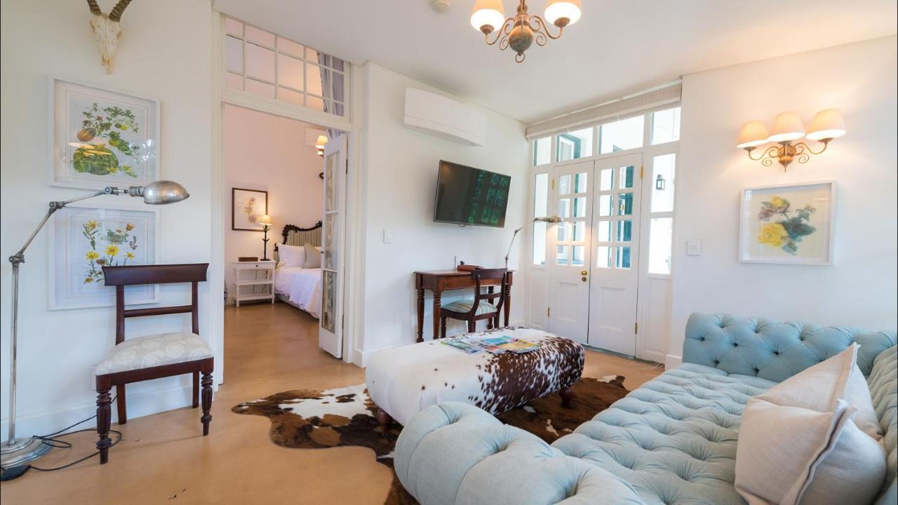 Drostdy Hotel Graaff-Reinet Eksteriør billede A living room in a typical apartment