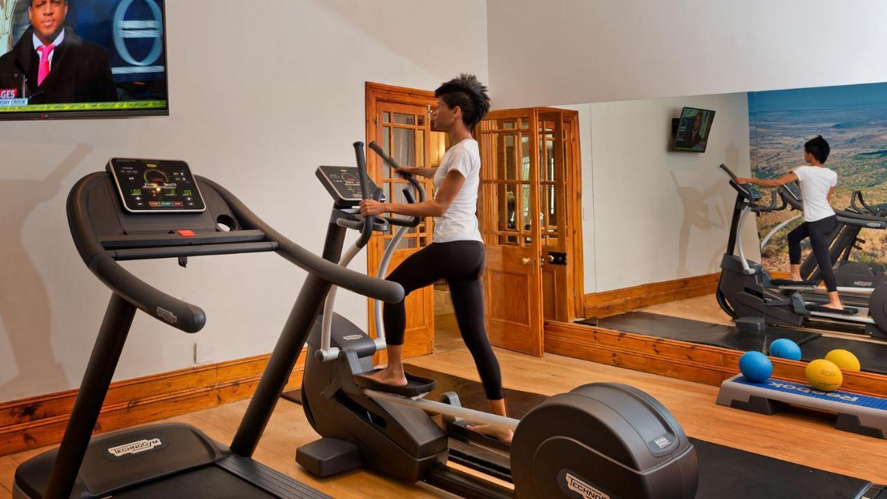Drostdy Hotel Graaff-Reinet Eksteriør billede A woman using a cross trainer