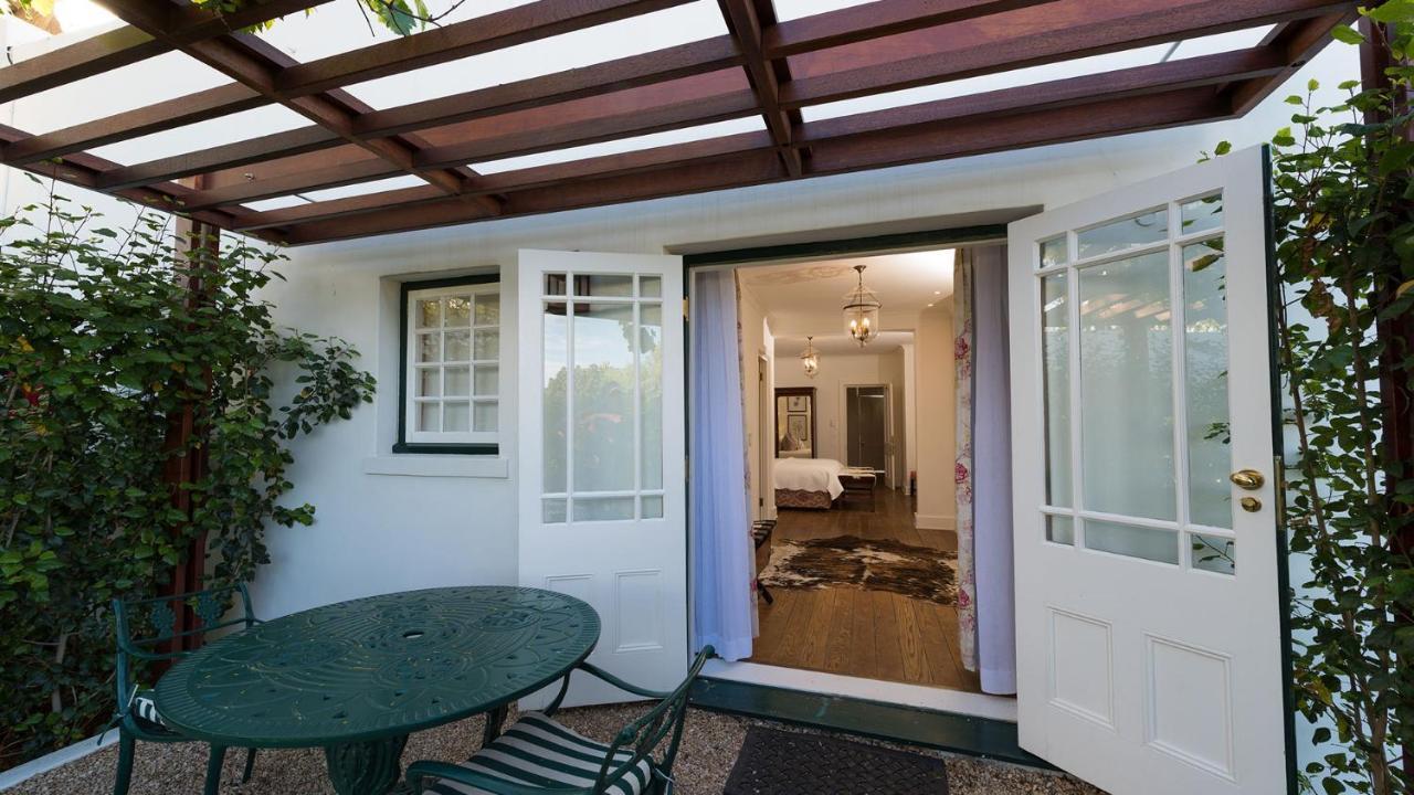 Drostdy Hotel Graaff-Reinet Eksteriør billede The entrance to the cottage