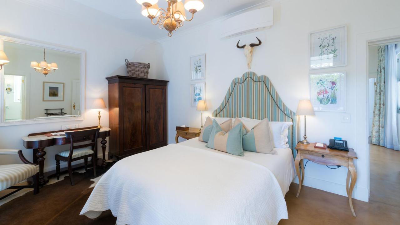 Drostdy Hotel Graaff-Reinet Eksteriør billede A bedroom at the Cape Heritage