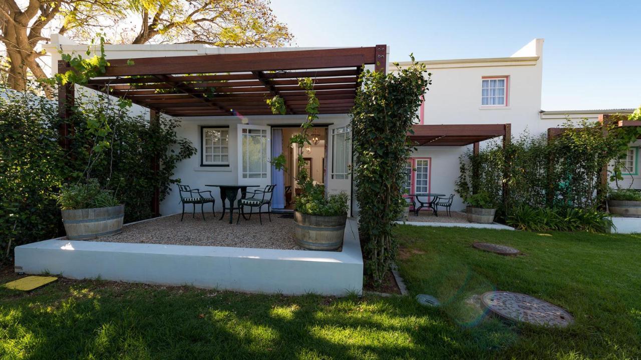 Drostdy Hotel Graaff-Reinet Eksteriør billede A pergola in a garden