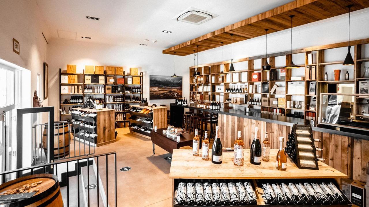 Drostdy Hotel Graaff-Reinet Eksteriør billede The interior of a wine shop in Germany