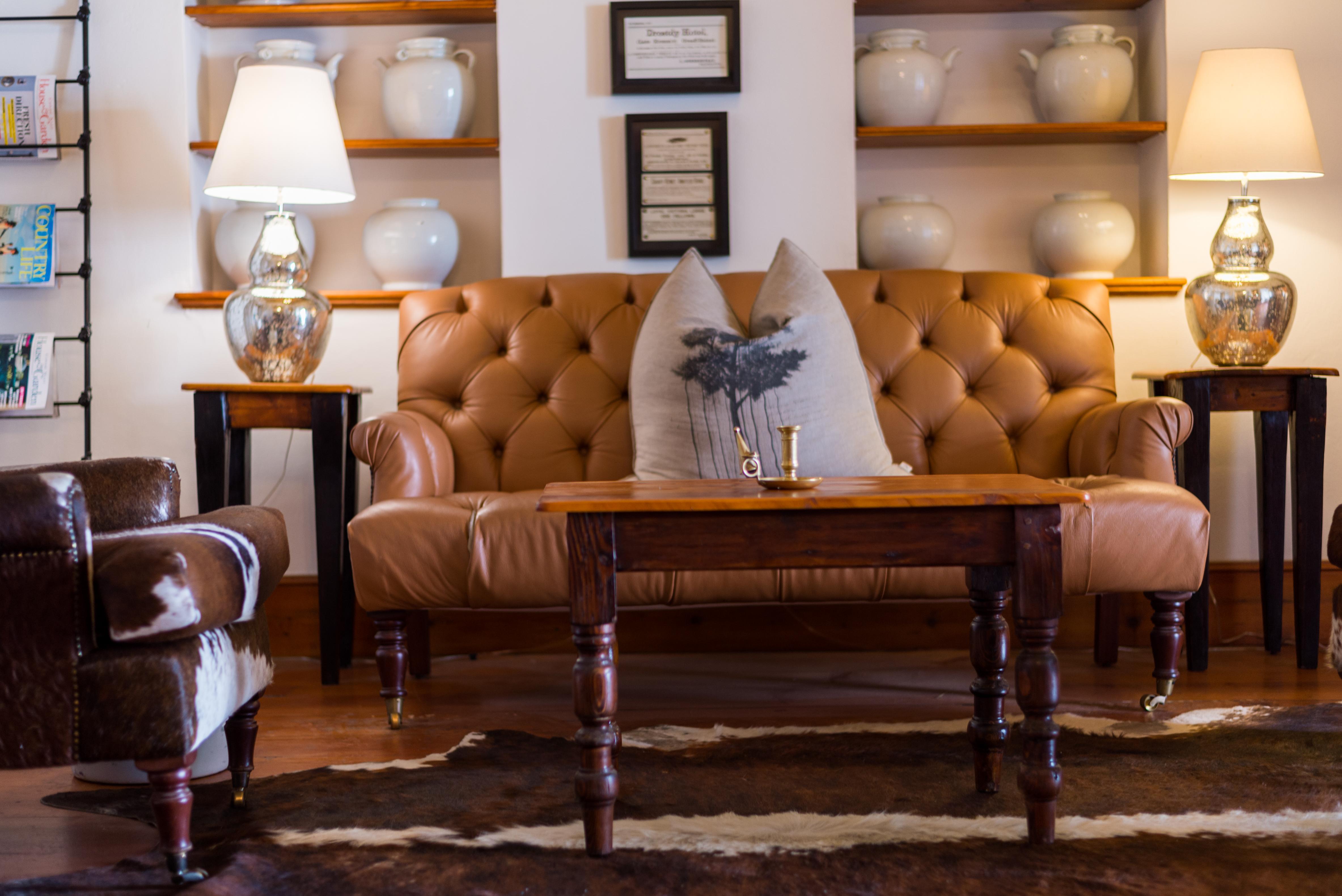 Drostdy Hotel Graaff-Reinet Eksteriør billede A leather sofa